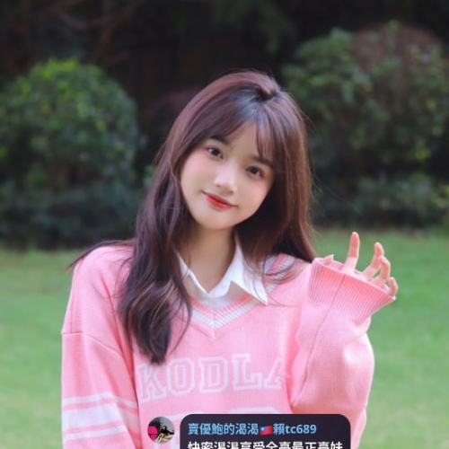 可愛於一身的美少女 她的水靈靈大眼睛炯炯有神