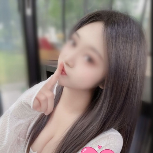 霏霏 164cm E奶 24歲  談 主動 精緻的五官.迷人的笑