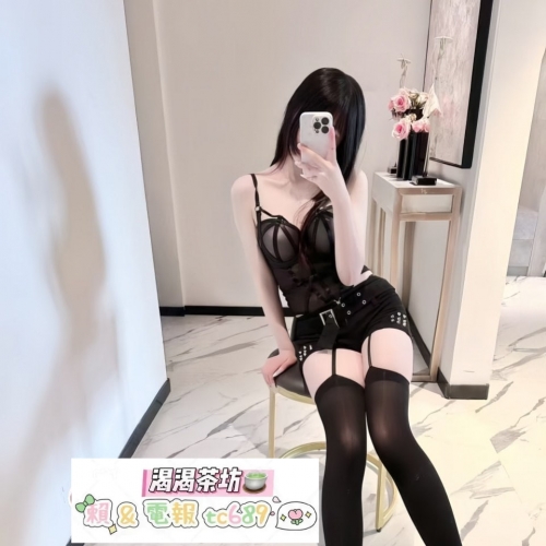 身材修長 腿又直又長  平時上課常穿緊身褲或黑絲短裙 舉手投足都充滿誘惑感