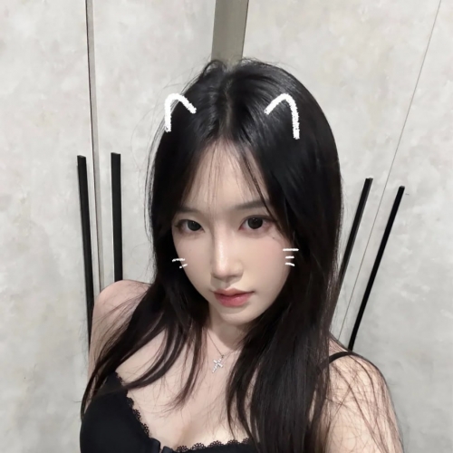 💼職業：學生兼模特 眼神騷氣、身材緊緻的小隻馬辣妹，